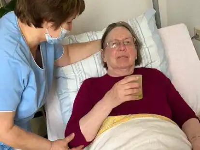 Im Wohnpark am Fuchsberg hilft Pflegefachkraft Ewa Mei&szlig;ner Bewohnerin Ute Heinsohn beim Trinken.