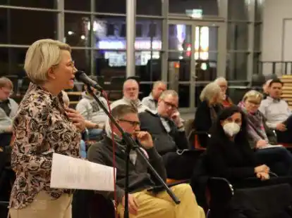 In einer interfraktionellen Sitzung mit Vertretern aller vier Nordkreiskommunen und dem St.-Marien-Hospital Friesoythe wurde &uuml;ber die Zukunft der Gesundheitsversorgung im l&auml;ndlichen Raum gesprochen. Hier spricht Regina Peters-Trippner, Kreisvorsitzende des Hebammenverbandes.