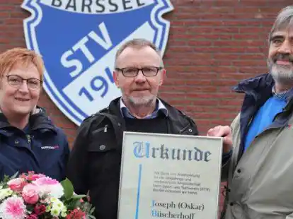 Die Urkunde zur Ehrenmitgliedschaft im STV Barßel erhielt Joseph (Oscar) Büscherhoff (Mitte) vom zweiten Vorsitzenden Joseph Imholte (rechts): Für Ehefrau Dagmar Büscherhoff gab es einen Blumenstrauß.