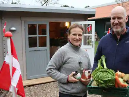 Bieten in ihrem kleinen Hofladen Bio-Gem&uuml;se und -Fleisch aus dem eigenen Betrieb und d&auml;nische Produkte an: Annette Reiners und Frank Seipelt aus Sch&ouml;nemoor.