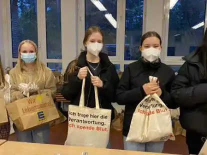 Halfen bei der Ausgabe der Lunch-T&uuml;ten mit: (von links) die Waldsch&uuml;lerinnen Lily, Sofie, Jannike, Lena und Leonie.