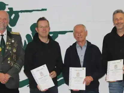 Jahreshauptversammlung des Sch&uuml;tzenvereins: Pr&auml;sident Peter Jan&szlig;en (von links) ehrte Reiner F&uuml;rste, Siegfried B&ouml;hm und Dirk Schaumburg  f&uuml;r jahrelange Mitgliedschaft.