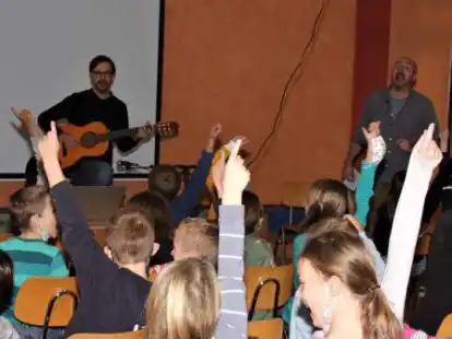 Hoch die H&auml;nde: Die Kinderbuchautoren Andreas N&egrave;met (v.l.) und Hans-Christian Schmidt waren am Mittwochmorgen in der Grundschule Metjendorf zu Gast.