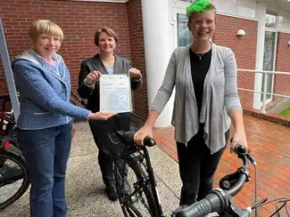 Erfolgreich beim Schulradeln (von links): Schulleiterin Claudia Berger, Lehrerin Anja Szyltowski  und Sch&uuml;lerin Saskia Butt freuen sich &uuml;ber den Preis f&uuml;r die Kooperative Gesamtschule Rastede.