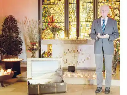 Achim J&uuml;rgens, Pastor im Ruhestand, ist bei der Andacht dabei.