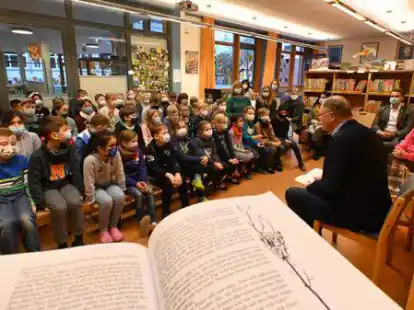 Unterhielten sich bestens: Ministerpr&auml;sident Stephan Weil stellte den Krusenbuscher Kindern Fragen und bekam auch welche zur&uuml;ck.