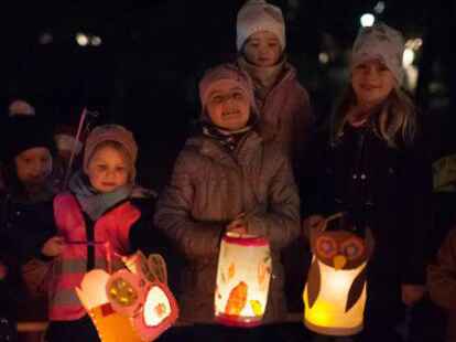 So macht der Herbst Spa&szlig;. Die Burhaver Kinder erhellten mit ihren Laternen die Dunkelheit.