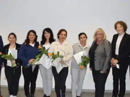 Die ersten Pflegekr&auml;fte aus dem Iran bestanden jetzt  ihre Anerkennung als Gesundheits- und Krankenpflegerinnen und k&ouml;nnen als examinierte Pflegekr&auml;fte eingesetzt werden. Es gratulierten ihnen dazu (von links) Thomas Meyer (St.-Franziskus-Hospital Lohne), Annedore Dierksen (Pflegedirektorin), Cornelia Ostendorf (St.-Hedwig-Stiftung) und Aloys Muhle (St. Marienhospital Vechta).