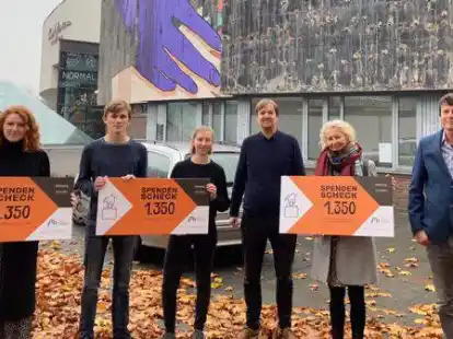 Bei der Spenden&uuml;bergabe vor der fast nackten Fassade (von links):   Katharina Pytjew (Fl&uuml;chtlingshilfe Oldenburg), Jannik Reihemar und Charlotte Kluth (i.A. Fridays for Future), Dr. Steffen Wiegmann (Leiter Stadtmuseum), Elisabeth von Wedel-G&ouml;dens (Kulturgenossenschaft Globe e.G.) und  Ulrich Helpertz (st&auml;dtischer Eigenbetrieb Geb&auml;udewirtschaft und Hochbau)