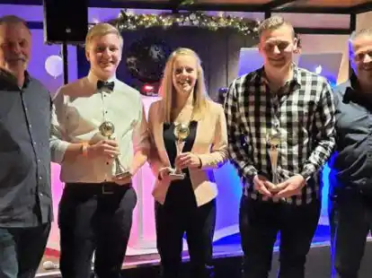 Wurden geehrt: Jannis Vohlken (2. von links), Michelle P&uuml;lscher (Mitte) und Lukas Krahl (2. von rechts). Die Vorsitzenden Siegfried Wehner (links) und Reiner Weerts (rechts) freuten sich mit den jungen Sportlern.