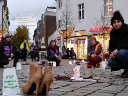 Jedes Paar Schuhe steht f&uuml;r ein Leben: Anja Kr&ouml;ber (Frauenhaus),  Isabel Rein (stop oldenburg), Ingeborg Wibbe (Wildwasser) und Zohreh Babai (Olena) auf dem Julius-Mosen-Platz