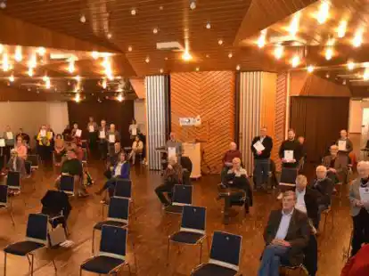 Einmal aufstehen: Die Ehrungen beim Heidm&uuml;hler FC fanden mit Abstand statt.