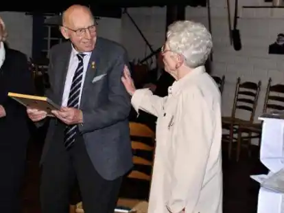 Ehrennadel in Gold: Rita Kropp (links) und die stellvertretende Vorsitzende Karin Linden (rechts) &uuml;bergaben die Auszeichnung an Hans-Georg Buchtmann.