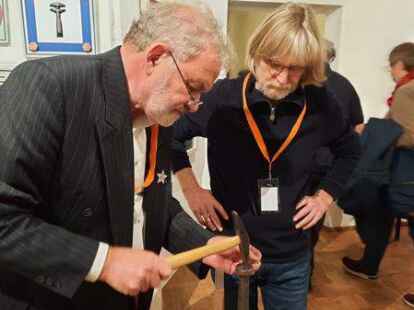 Mitmachen ist angesagt: Horst Reinders (links) zeigt Karl-Heinz Poll, wie ein Silberring gefertigt wird.