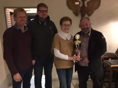 Bezirksvorsitzende Hannelore L&uuml;cking &uuml;berreicht den Pokal an die Siegermannschaft aus Scharrel: Joachim Oltmann (von links), Sascha Bruns, Josef M&uuml;ller. Es fehlen Willi Hinrichs, Ulli Harnekamp und Andreas Eberlei.