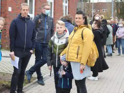 Schon vor Beginn des Impftermins bildete sich beim LMG eine lange Schlange. Auch Jessica Halter (vorne, rechts) und ihr gro&szlig;er Sohn Lines wollten sich impfen lassen.