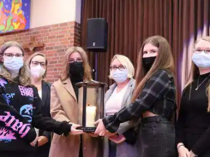 Die OBS B&ouml;sel &uuml;bergibt einen Leuchter, der an die Reichsprogromnacht am 9. November 1938 erinnern soll, an die Elisabethschule Friesoythe.