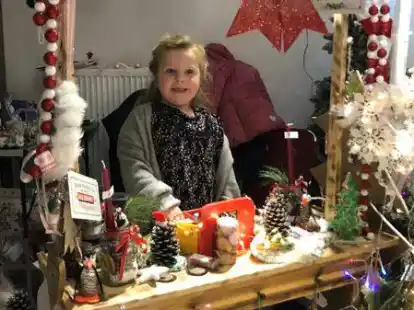 Die j&uuml;ngste Ausstellerin in der Pumpstation: die f&uuml;nfj&auml;hrige Lara Theessen an ihrem &bdquo;Kinderstand&ldquo;.