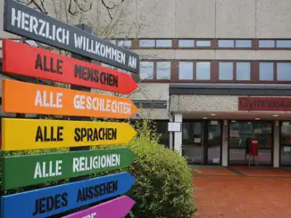 In bunten Farben weist das Schild vor dem Gymnasium Brake darauf hin: Hier sind alle Menschen willkommen, hier hat Rassismus keinen Platz.