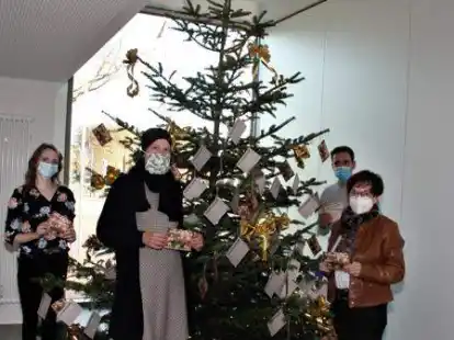 So war es 2020: Auch in diesem Jahr soll wieder ein Wunschbaum im Edewechter Rathaus stehen.