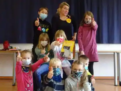 Autorin Frauke Angel mit Grundsch&uuml;lern der Peter-Lehmann-Schule in Sage.