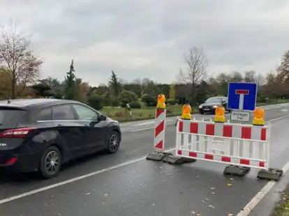 Hier wird die Absperrung umfahren: Obwohl der Weg zum Autobahnzubringer Neuenkruge eigentlich frei ist, steht eine Absperrung mitten auf der Haarenstrother Stra&szlig;e.