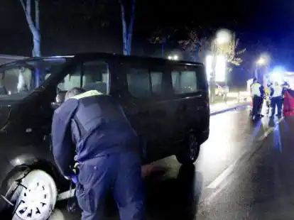 T&ouml;dlicher Unfall auf der Oldenburger Landstra&szlig;e: Ein Polizeibeamter macht Aufnahmen von dem Unfallfahrzeug.