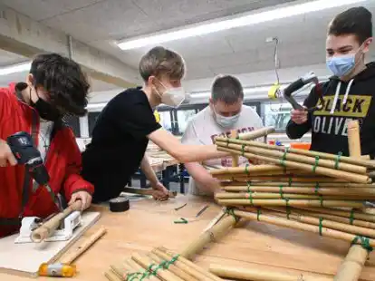 Voll bei der Sache (v.li.): die &bdquo;Transformer&ldquo; Jakob (16), Mats  (15), Jorden (16) und Daniel (16) aus dem 10. Jahrgang der IGS Kreyenbr&uuml;ck im digital begleiteten Kunstprojekt der Oldenburger Kunstschule zur Selbstgestaltung des Schulhofes.