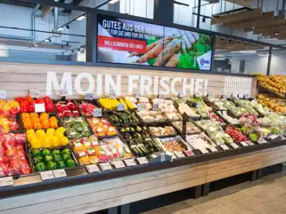 Der neue Combi-Markt will mit breiteren G&auml;ngen und freundlich gestalteten Auslagen punkten.