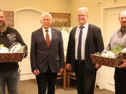 Wechsel im Gro&szlig; Ippener Gemeinderat: Stefan Pleus (2. von rechts) l&ouml;st Georg Drube (2. von links) als B&uuml;rgermeister ab. Ausgeschieden sind neben Drube auch Oliver M&auml;dler (links) und Hergen Horstmann (rechts).