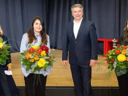 Die Nominierte Michaela Beck, die Gewinnerin Kerstin Gulden, Oberb&uuml;rgermeister J&uuml;rgen Krogmann und die Nominierte Enik&ouml; G&ouml;m&ouml;ri (von links).