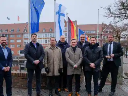 Empfang f&uuml;r die finnische Delegation (von links nach rechts): Emdens Wirtschaftsf&ouml;rderer Stefan Klaassen, Tilo Hoff (Anker)Jukka H&ouml;ls&auml; (UPM), Klaas Ulferts (Anker), Matti Tamminen (UPM), Jan Remmers (Anker), Lauri Rikala (UPM) und Emdens OB Tim Kruithoff.