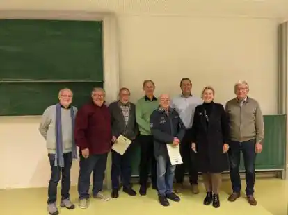 An der Versammlungen nahmen teil (von links) Gerd Beckmann, Ausbildungsleiter Harry Paetz, die Jubilare Jochen B&ouml;hme, Christoph Wand und J&uuml;rgen Wasmann, Johannes Reifig (Pr&auml;sident) sowie Imke Janssen (Jubilarin) und Heiko Amelsberg (Vizepr&auml;sident und Jubilar).