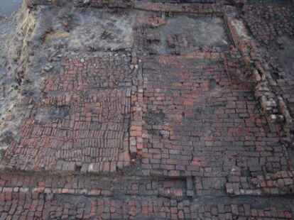 F&uuml;r Kenner klar erkennbar: Ein Wohngeb&auml;ude aus der Zeit der Burg der tom Brok mit zwei R&auml;umen im Vordergrund, davon der rechte mit einem Kamin vor der rechten Au&szlig;enwand sowie vorn eine Au&szlig;enwand mit davor gelagerter Wasserrinne. BILD: