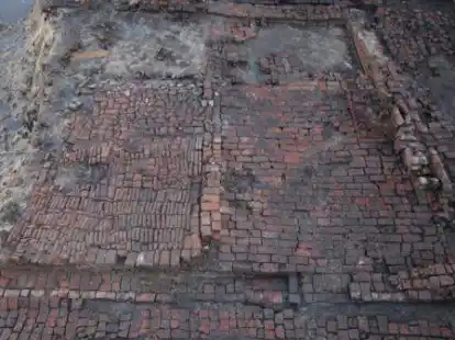 F&uuml;r Kenner klar erkennbar: Ein Wohngeb&auml;ude aus der Zeit der Burg der tom Brok mit zwei R&auml;umen im Vordergrund, davon der rechte mit einem Kamin vor der rechten Au&szlig;enwand sowie vorn eine Au&szlig;enwand mit davor gelagerter Wasserrinne. BILD: