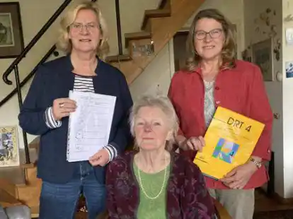 Die Lerntherapeutinnen des Vereins Elterninitiative Legasthenie Ganderkesee (ELG): Liesel Toppel-K&ouml;rner (von links), Eltje Fricke und Ingrid van der Merwe. In den H&auml;nden halten sie typische Tests und Lernb&uuml;cher, die in der Behandlung von Legasthenie gebraucht werden.