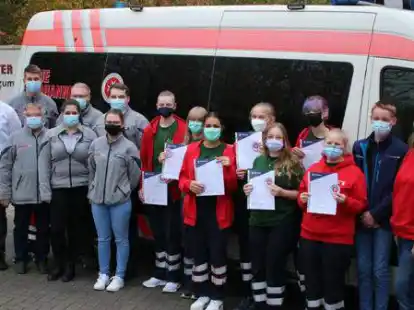 Die neuen Sanit&auml;tshelfer der Johanniter Jeverland: (von links): Nils Neumann, Dominik L&uuml;bben, J&uuml;rgen Szkodowski, Julia Schossow, Sven K&ouml;rbel, Tjark Meents, Leonie-Jill Hohmann, Lena Meyer, Aileen Rottluff, Simone Rizk, Mirja Jan&szlig;en, Femke Oltmanns, Jule R&ouml;sing, Julia D&uuml;bbel, Fynn Schmidt und Constanze Neumann.