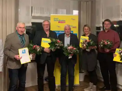 Bei der FDP-Mitgliederversammlung: (von links) Malin Wieting, Heino Deye, G&uuml;nther Behrens, Rolf Jessen, Imke Haake, Timo Hibbeler und Volker G&ouml;rtz-Teplinski