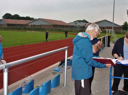 Da wurde noch Bilanz gezogen: Egbert Kosmis (vorne links) beim letzten Sportabzeichen-Training der Saison 2021. Nun k&ouml;nnen die erfolgreichen Teilnehmer ihre Urkunden abholen.