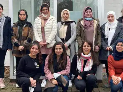 Auf dem Weg in die Ausbildung: Gefl&uuml;chtete Frauen, die sonst bei Hella Fittje-Oltmanns (hinten rechts) in Edewecht Deutsch lernen, erfuhren von Mitarbeiterinnen des Vereins pro:connect (vorne Mitte) und Gol Haweri (vorne links) Wissenswertes zur Berufsausbildung.