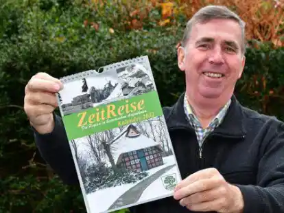 Erich D&uuml;&szlig;mann, Vorsitzender vom Orts- und Heimatverein Bookholzberg-Gr&uuml;ppenb&uuml;hren, stellt den neuen Bildkalender vor. Das Motto f&uuml;r 2022: &bdquo;Zeitreise &ndash; Die Region in historische Aufnahmen&ldquo;.