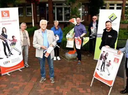 Hoffen auf weitere Bewerber f&uuml;r das Zertifikat &bdquo;Generationenfreundlich einkaufen&ldquo;: Wirtschaftsf&ouml;rderin Christa Linnemann (von links), Jutta Ott, J&uuml;rgen L&uuml;dtke und Monika Brandt vom Seniorenbeirat sowie Christian Siedenstrang (Rathaus), Hans-Joachim Brandt (Seniorenbeirat), Timo Vetter (Gantermarkt) und Dietmar Mietrach (WiB).