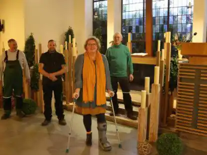 Pastorin Uta Brahms, die sich gerade eine Operation am Fu&szlig; unterziehen musste, stellte das Ergebnis der Renovierungsarbeiten im Altarraum der Kapelle zusammen mit den Friedhofsg&auml;rtnern Frank Bialek (hinten, von links), Michael M&uuml;ller und Gerald Helmbold vor.