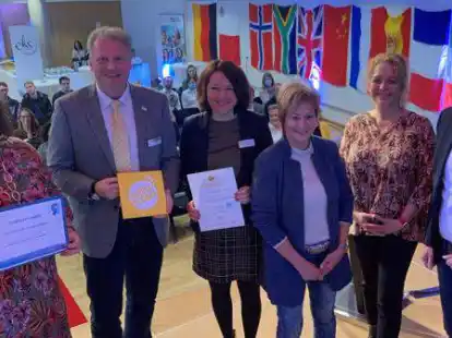 Exzellenzsiegel und Preis &bdquo;Schule:Global&ldquo; f&uuml;r vorbildliche internationale Arbeit: Die BBS Wechloy wurde am Mittwoch ausgezeichnet (von links): Silke Kehrholff, Schulleiter Oliver Pundt,  Tatjana Labohm, B&uuml;rgermeisterin Christine Wolff, Xenia K&ouml;stergarten (Schule:Global/Arbeitskreis gemeinn&uuml;tziger Jugendaustausch) und Helge Peter Ippensen (Europab&uuml;ro des Amts f&uuml;r regionale Landesentwicklung Weser-Ems).