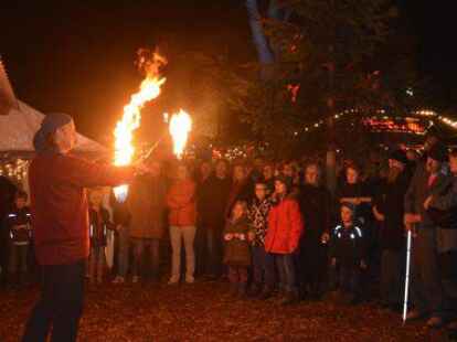 Auch Feuerzauber wird es beim Vareler Adventsmarkt geben.