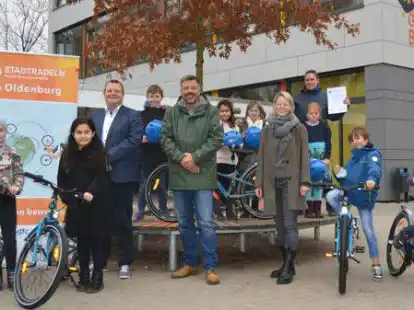 R&auml;der und Zubeh&ouml;r f&uuml;r 4000 Euro: Gro&szlig;e Freude herrscht an der Grundschule Babenend &uuml;ber den Preis der Volksbank Oldenburg f&uuml;r den Erfolg beim &bdquo;Stadtradeln&ldquo; (von links): Christian G&ouml;rres (Marktbereichsleiter), J&ouml;rg Beensen (2. Vorsitzender Schulverein), Janina Mu&szlig;bach (Schulleiterin) und Initiatorin Nadine Buck.