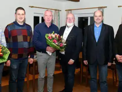 Wurden im Gemeinderat Beckeln geehrt: (von links) Heidi K&ouml;hler, Dr. J&uuml;rgen Strodthoff, Cord Remke, Manfred Sander, Heiner Th&ouml;le und G&uuml;nter W&ouml;bse.