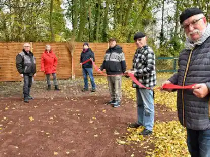Gemeinsame Arbeit ist der rote Faden f&uuml;r die Moulebahn, auf der eine rote Leine die Bahnen abgrenzt. Ortsvorsteher Johannes Vo&szlig; (r.) betont die Integrationsleistung der Anlage, die von (v.l.) Helmut Krogoll (Walsum Westfalen), Dieter Janssen (Westfalen), Anita Harms , Sean Plowden-Wardlaw (Schottland), Uwe Maarfeld und Dieter Danzmann (Westfalen wohnt in Canum) gern best&auml;tigt wird.