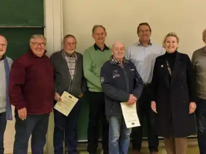 An der Versammlungen nahmen teil (von links) Gerd Beckmann, Ausbildungsleiter Harry Paetz, die Jubilare Jochen B&ouml;hme, Christoph Wand und J&uuml;rgen Wasmann, Johannes Reifig (Pr&auml;sident) sowie Imke Janssen (Jubilarin) und  Heiko Amelsberg (Vizepr&auml;sident und Jubilar).