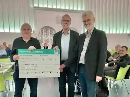Pr&auml;sident Ulrich Alberding (von links) &uuml;bergibt einen symbolischen Scheck an Schulleiter Johannes Meyer und Gesch&auml;ftsf&uuml;hrer Josef Wolking.